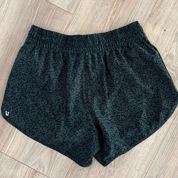Vuori Clementine 2.0 Shorts 4” - Picture 4 of 5